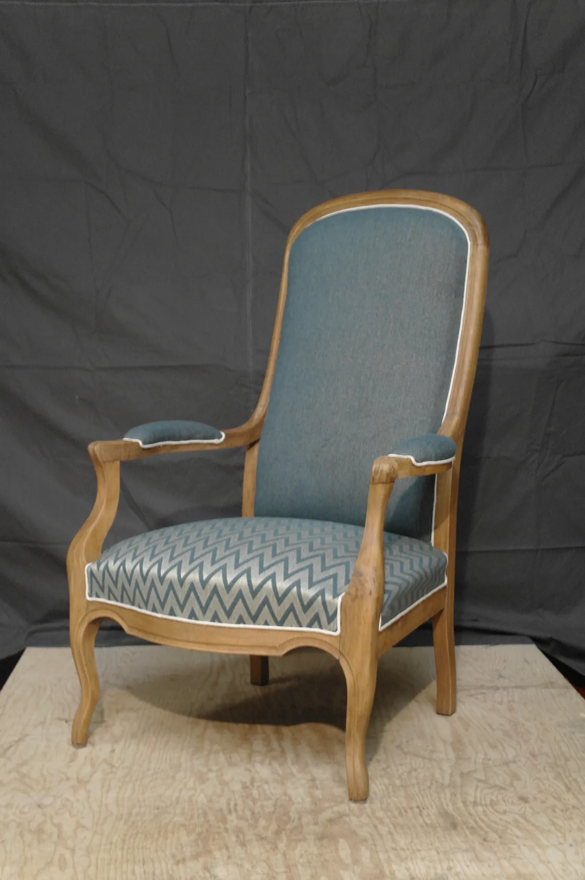 Fauteuil restauré, travail de tapisserie